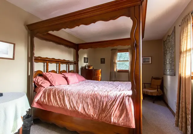 Second-floor bedroom 2
