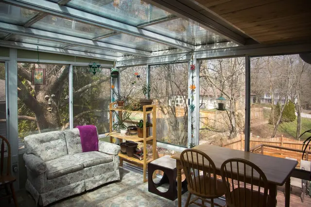 Second-floor solarium