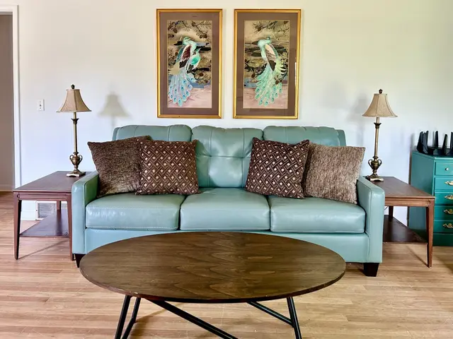 Living room with queen pull-out sofa, 2nd floor