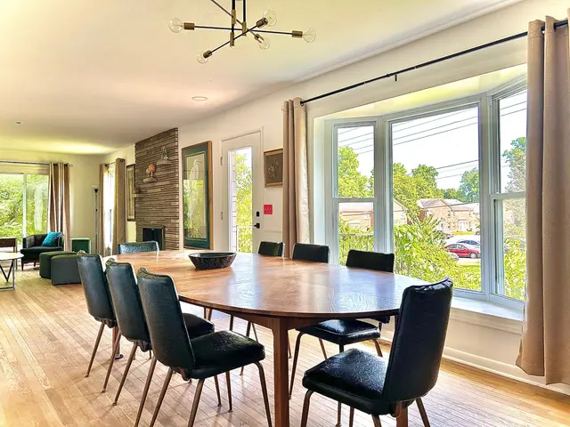 Dining room, seats 10–12, 2nd floor