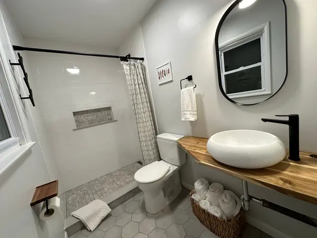 Master bathroom, 2nd floor