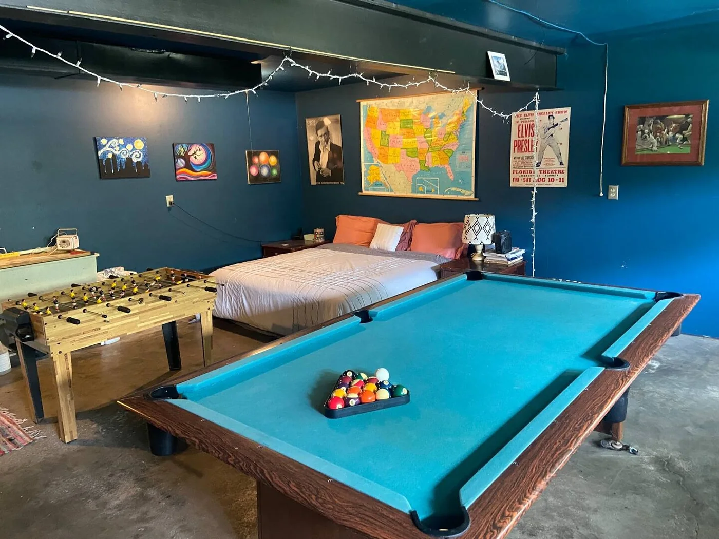 Game room with king and twin bed